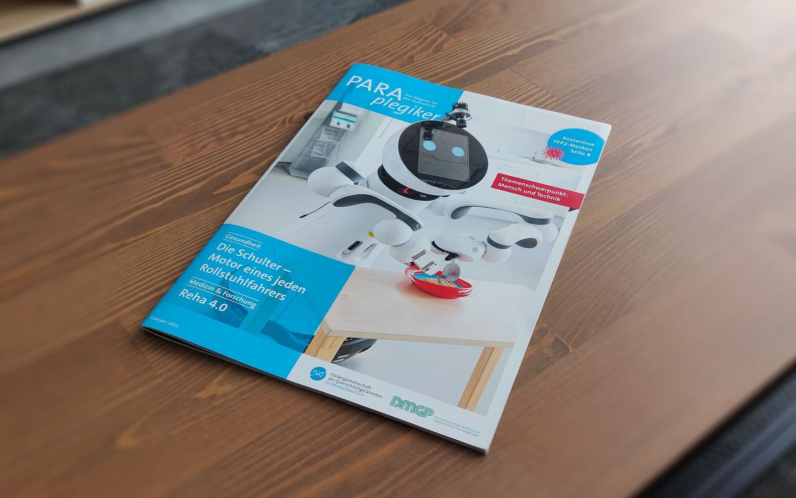 The cover of the PARAplegiker magazine displays a home robot.