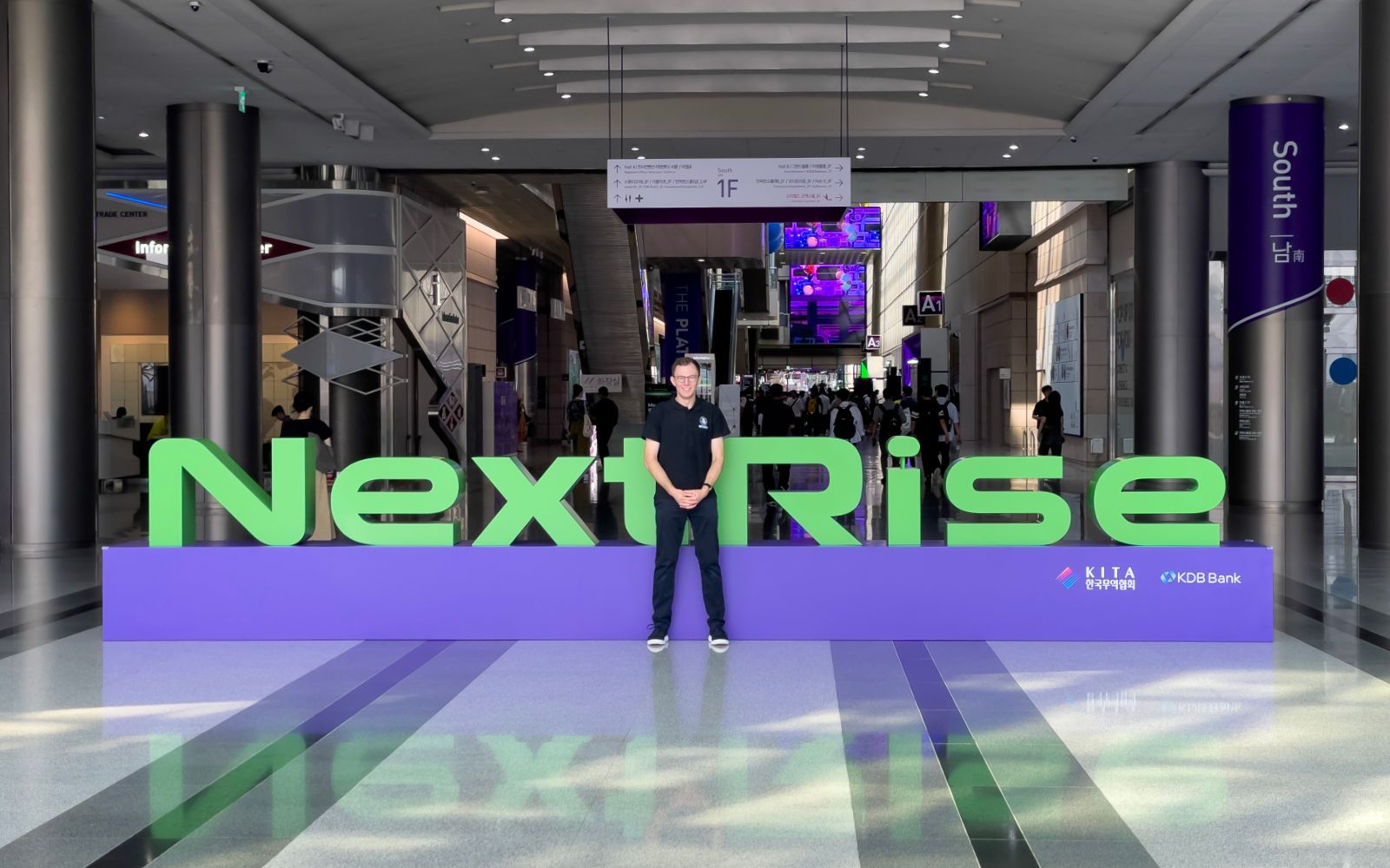 Florian in front of the NextRise logo.